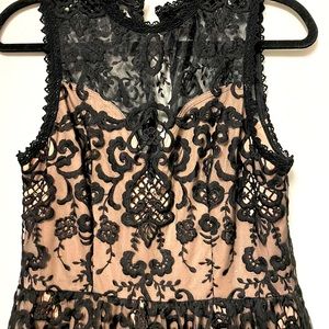 Lace sleeveless dress